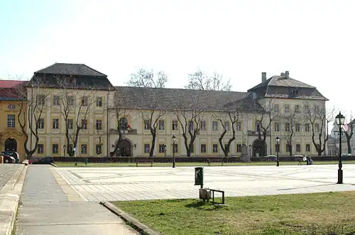 Université de Vác.
