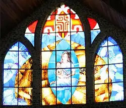 Photo de vitraux. Le bleu domine. Marie et Jésus sont au centre.