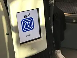 Valideur Navigo présent dans les tram-trains Alstom Citadis Dualis.