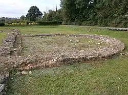 Photographie en couleurs de la base d'un mur semi-circulaire