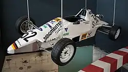 Photo d'une monoplace blanche, en exposition