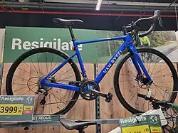 Vélo Van Rysel bleu en exposition dans un magasin Décathlon en Roumanie.
