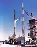 Un lanceur Vanguard avant son lancement depuis l'aire 18 (1957).
