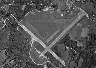 Aérodrome de Vannes le 01 janvier 1973 avec la piste piste 05/23 et deux pistes en herbe.