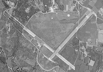 Aérodrome de Vannes le 01 juin 1977 avec la piste en 05/23.