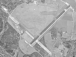 Aérodrome de Vannes le 10 avril 1991 piste 05/23 et une en herbe.