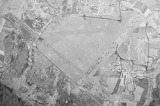 Aérodrome de Vannes le 21 juin 1961 avec deux pistes enrobées et une en herbe.