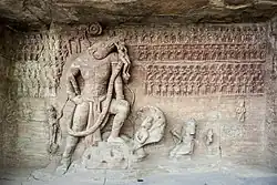 Haut-relief de Varâha, avatar de Vishnou, ramenant la déesse Terre du fond de l'océan après avoir vaincu le démon Hiranyaksha, grottes d'Udayagiri, début du Ve&nbsp;siècle.