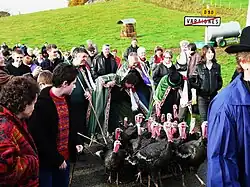 … remonte vers le village.