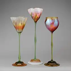 Louis Comfort Tiffany (1900-02) Vases aux motifs floraux [Verres] Metropolitan Museum of Art, États-Unis