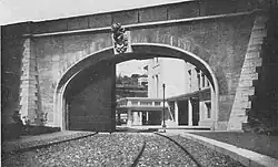 Portail percé dans le mur d'enceinte du Vatican conduisant à la gare du Vatican