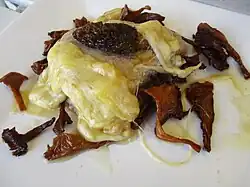Veau aux girolles ou morilles, et comté.