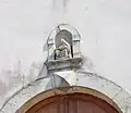 Piéta datée de 1707 au-dessus du portail.