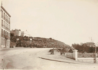 Vue d'ensemble d'une villa sur une colline plantée de cactées.