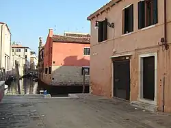 Le rio, vue du Corte Zappa, a droit le Rio de l'Avogaria  et derrière, le Ponte de le Pazienze