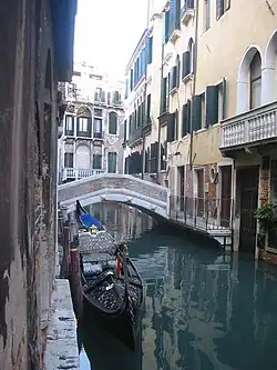 pont privé et au fond l'hôtel Caneva