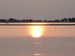 La lagune à la tombée de la nuit.