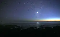 ciel de nuit, astre brillant se reflétant dans les eaux
