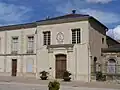 La mairie et l'ancienne école communale, côté nord de l'extrémité est (avr.&nbsp;2009)