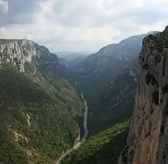 Le début des gorges du Verdon vu du belvédère de Trescaire en rive droite en direction de l'aval.