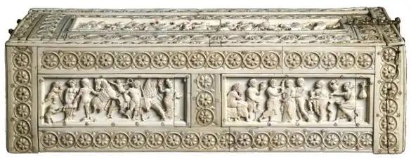 Le coffret Veroli en ivoire datant du Xe&nbsp;siècle.