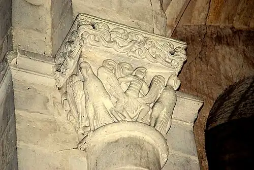 Homme entouré de rapaces.