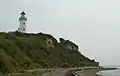 Le phare vu de la plage en contrebas de la falaise
