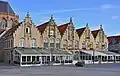 Maisons en brique jaune (typique d'une partie de la Flandre occidentale) sur la Grande place de Furnes.