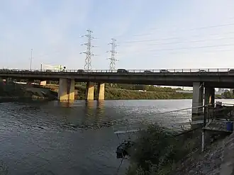 Deux ponts au-dessus d'un fleuve.