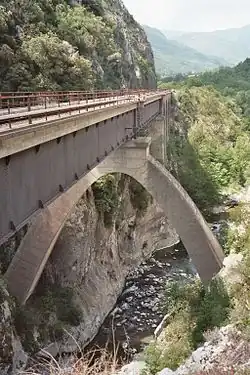 Le viaduc de Bévéra (pont de Caï) avec son arche centrale perpendiculaire à l'axe du tablier (43°&nbsp;53′&nbsp;13″&nbsp;N, 7°&nbsp;29′&nbsp;13″&nbsp;E).
