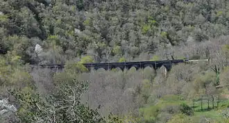 Le viaduc est peu visible dans la forêt (image au printemps 2015).