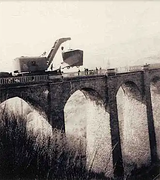 Vue du relevage du chasse-neige tombé du viaduc