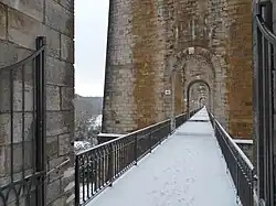 Voie piétonne du premier niveau.