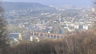 Le viaduc de Darnétal enjambe la vallée de l'Aubette.