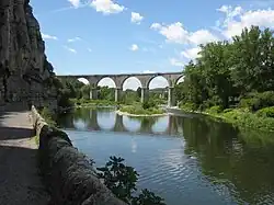 Viaduc ferroviaire, avec la voie verte en dessus.