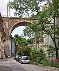 Le viaduc du chemin de fer, en haut de la rue des Usines.