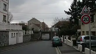 20&nbsp;km/h devant un cassis à Vichy, Allier.