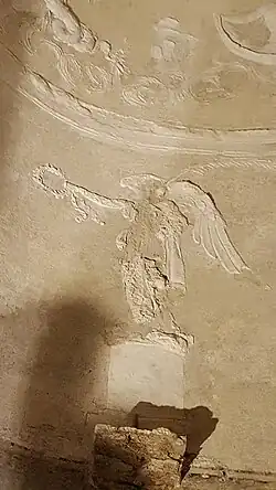 Victoire ailée de l'abside, offrant une couronne à l'une des orantes.