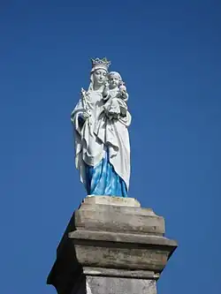 La vierge à l'enfant surplombant le village.