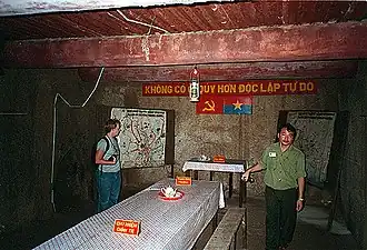 Un centre de commandement dans les tunnels.