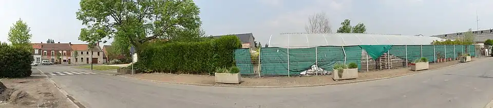 Le carreau de la fosse Neuve Machine, à droite, les puits Vieille Machine nos&nbsp;2 et 1.