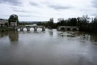 Le Vieux pont de Limay avec l' Ile au Dames à droite.