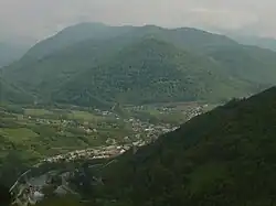 Vue sur Arreau dans l'ascension par le versant est.