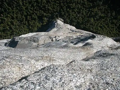 Vue du sol depuis le bivouac camp IV (environ 600&nbsp;mètres de haut) de la voie The Nose (2009). Ce point de bivouac se situe sous Great Roof, au début du dernier tiers de l'itinéraire.