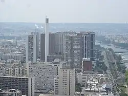 Vue de la cheminée dépassant les immeubles du Front de Seine, depuis la tour Eiffel.