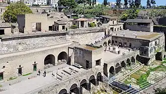 terrasse bâtie sur arcade, surmontée d'une seconde terrasse en retrait