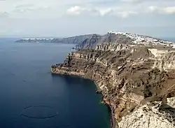 Vue de Oia (au fond à gauche) et Fira (à droite).