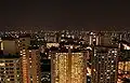 Vue nocturne d'un immeuble HDB dans Toa Payoh.
