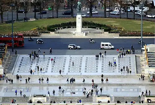 Vue sur le parvis des Droits-de-l'Homme et le  trocadéro et la statue du maréchal Foch depuis la Tour Eiffel.