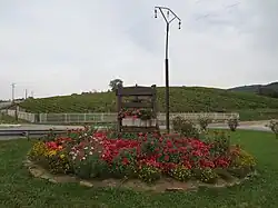 Ancien pressoir à vin, devant le clos